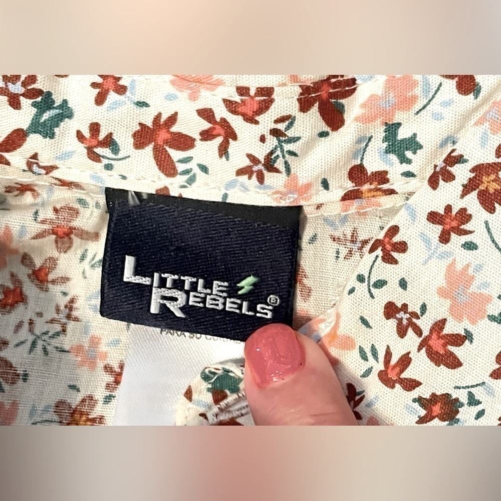 𝅺nwt!  LITTLE REBELS flower print shirt
